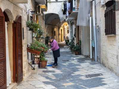 Torniamo indietro in corte Capretti e, superando un�anziana signora intenta a spazzare per terra, ci dirigiamo su strada Arco Spirito Santo